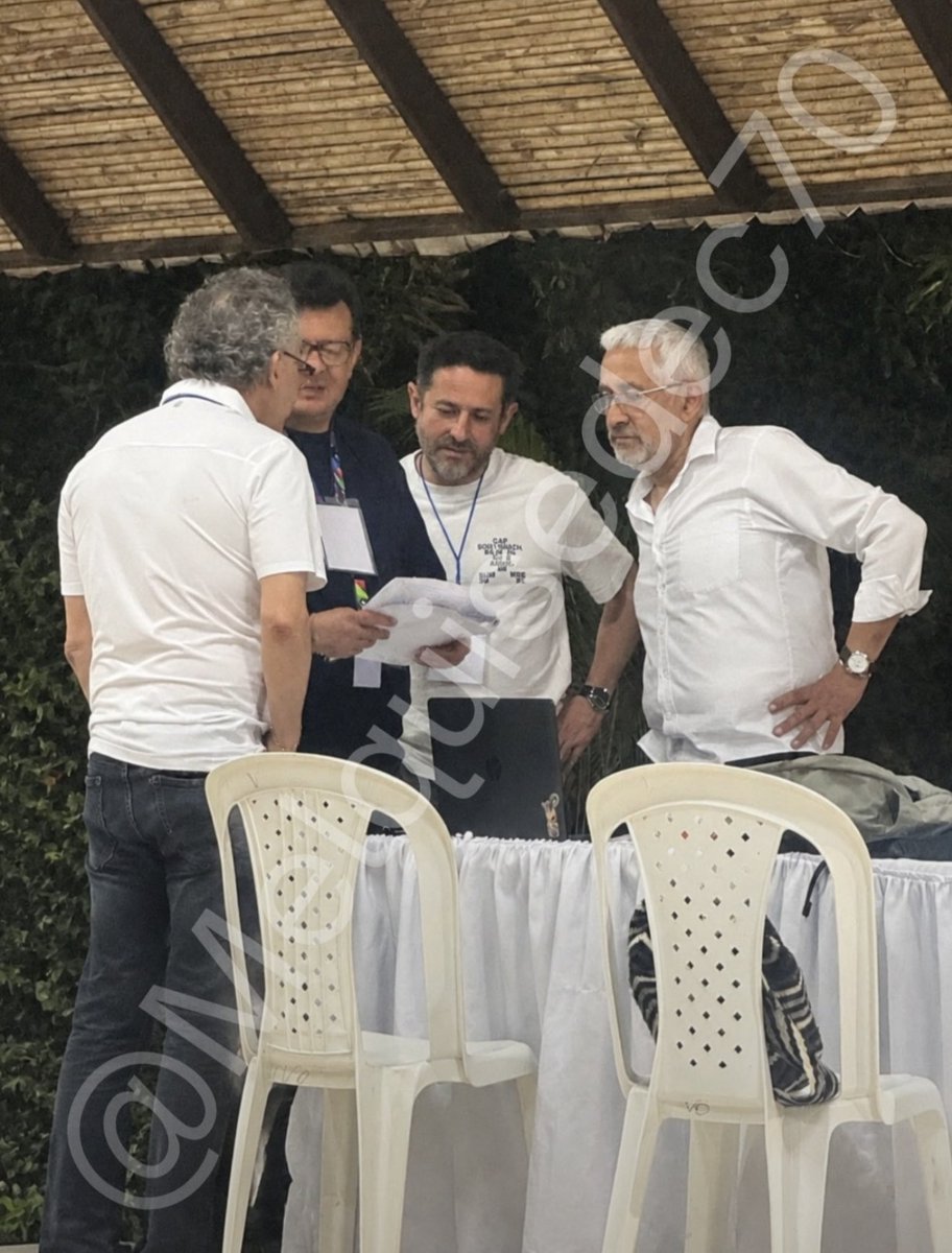 VickyDavilaH's tweet photo. Melquisedec Torres publicó una fotografía de algunos de los que asistieron al fallido “Pacto de Valledupar”. Allí está Víctor De Currea Lugo. El mismo que acompañó a Petro en Nueva York en el episodio del megáfono. 

Hoy semana publica una grabación y un chat en el que busca cambiar el rumbo d esas elecciones con una declaración de Salvatore Mancuso contra Abelardo De La Espriella.