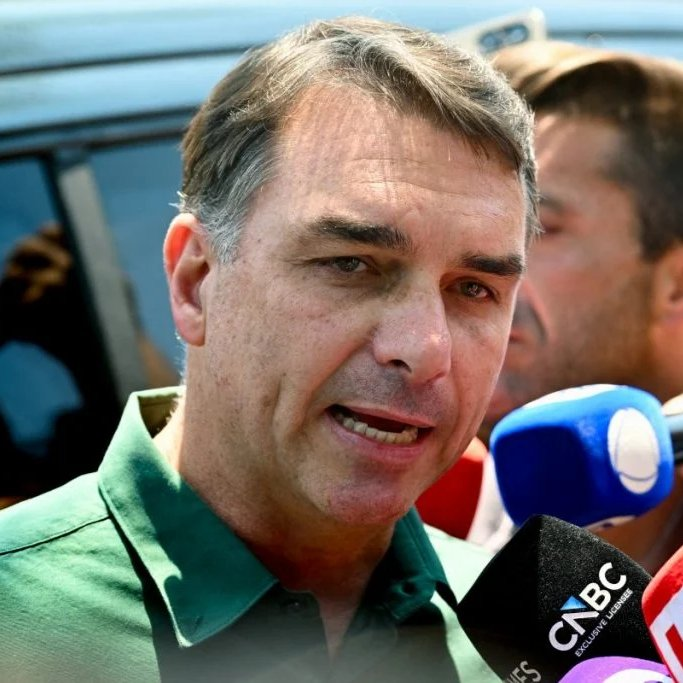 poptime's tweet photo. 🚨🇧🇷 URGENTE: Lula ACEITOU todas as condições impostas por Flávio Bolsonaro para que ele abra o sigilo bancário e telefônico para que provem "quem é corrupto". https://t.co/Ia1TNjgteu