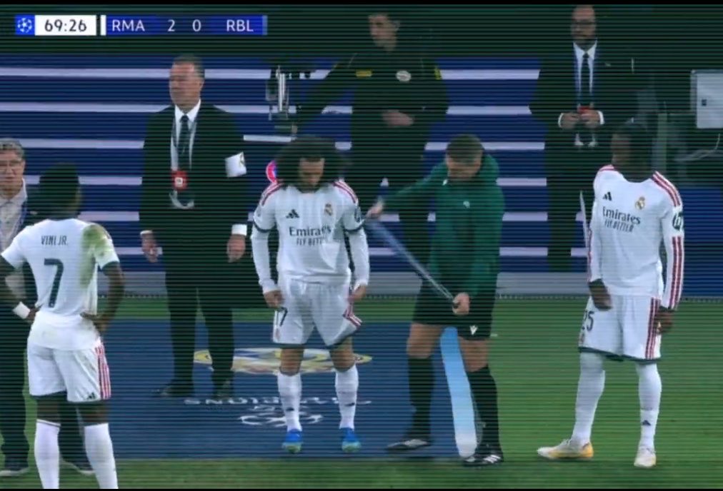 RMadrid_actu's tweet photo. Cette image de Vini est TRISTE. 😢

Il savait qu'il allait se faire SORTIR en voyant Diomande se préparer. ❌

Il s'est mis à attendre AVANT MÊME que l'arbitre affiche son numéro pour signaler son remplacement. https://t.co/zu6lQfkQDt