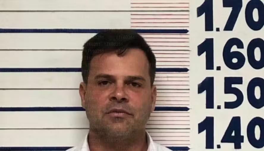 BlogdoNoblat's tweet photo. ELES QUEREM VOLTAR
Preso na Papudinha desde dezembro, em Brasília, o ex-chefe da Polícia Rodoviária Federal (PRF) Silvinei Vasques encaminhou à família Bolsonaro uma lista com a indicação de nomes para ocupar a chefia da corporação, caso Flávio Bolsonaro seja eleito.
A lista teve como destinatário o senador eleito por Santa Catarina, Carlos Bolsonaro (PL), conforme apurou a coluna. 
Silvinei Vasques foi condenado a 24 anos de prisão por tentativa de golpe e cumpre pena em Brasília. (Globo)