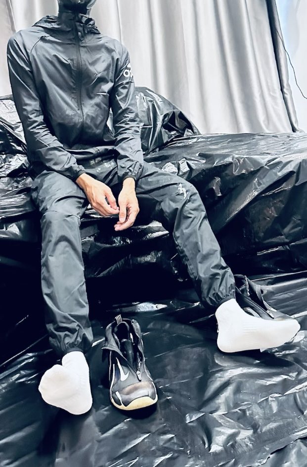 muddyleather's tweet photo. 想把我涂成银色吗？#银粉 #球鞋 https://t.co/gBYVgtHhUm