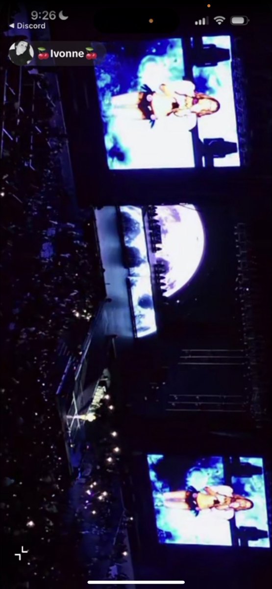 adictatini's tweet photo. q van a saber ustedes d amor si nunca tuvieron q ver un show pixelado para poder ver el último show de su artista fav https://t.co/76aQiOwLiy