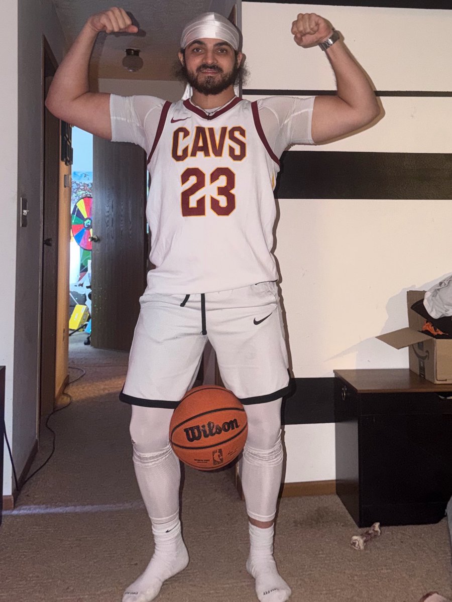 Lickety2split's tweet photo. Day #14 of 23 costumes Halloweenathon tomorrow but LeBron hooping in DMZ tonight🏀 taking my vacation to New Zealand I’ve planned all year in the morning 
🔴Live for shorter stream then into MW4 multi tomorrow 👀 https://t.co/386XLAJYXX