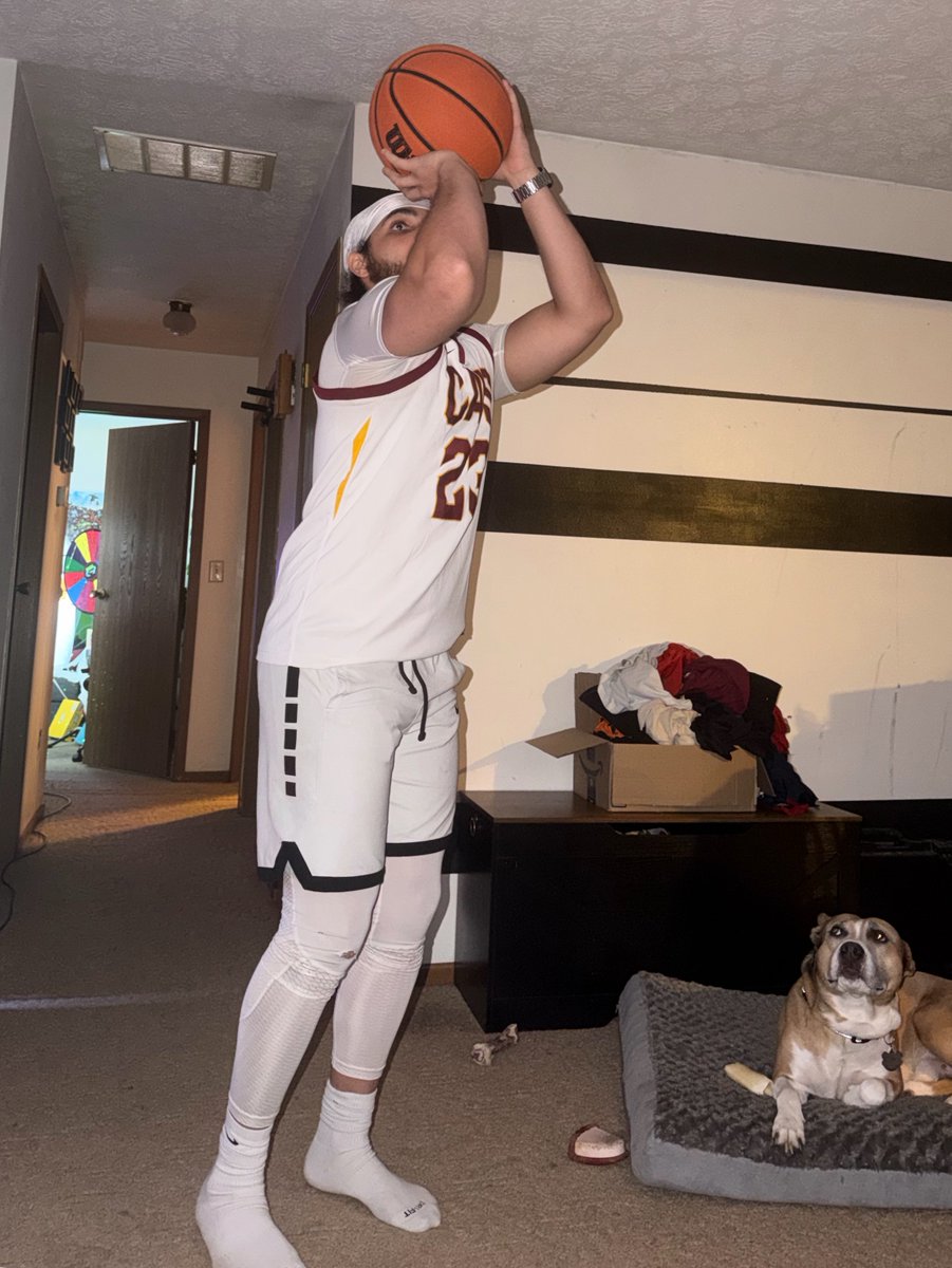 Lickety2split's tweet photo. Day #14 of 23 costumes Halloweenathon tomorrow but LeBron hooping in DMZ tonight🏀 taking my vacation to New Zealand I’ve planned all year in the morning 
🔴Live for shorter stream then into MW4 multi tomorrow 👀 https://t.co/386XLAJYXX