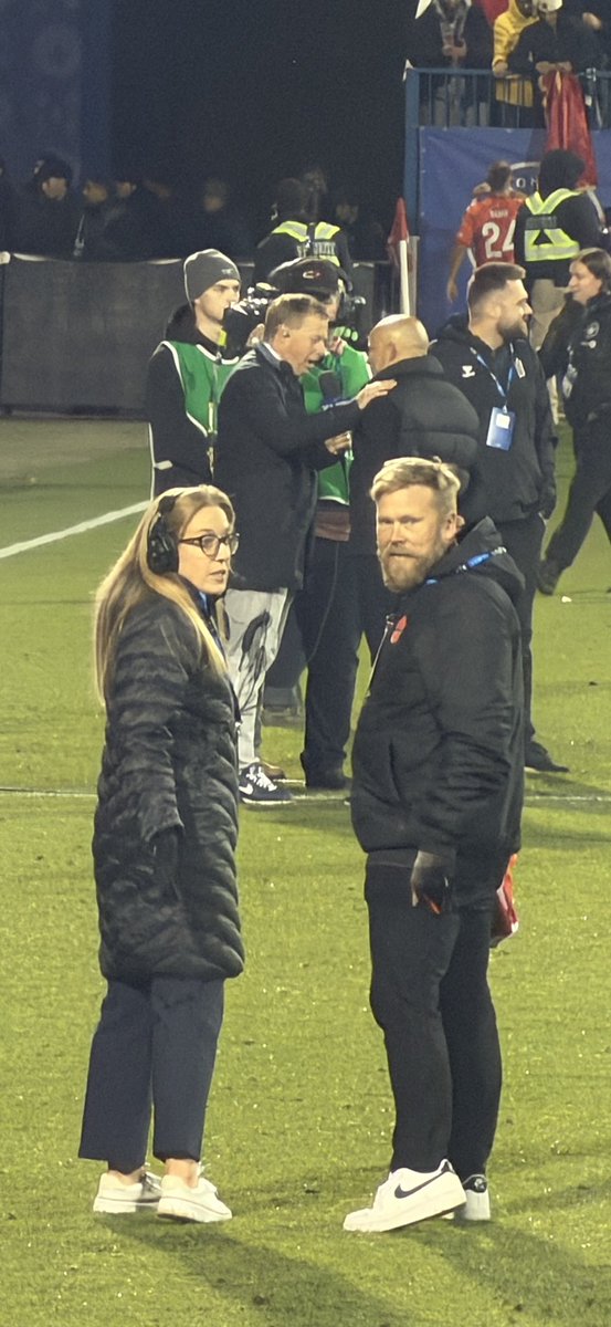 VMHcom's tweet photo. Cette femme a envoyé un fumigène vers des enfants à partir du terrain !! J’exige des excuses @cfmontreal @CanadaSoccerFR @CanadaSoccerEN @MaximeTruman @RDSca @Olivier_Brett https://t.co/hgWU3abynx
