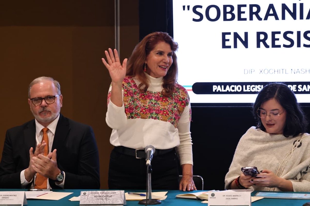 EmbaCuMex's tweet photo. 🇨🇺🤝🇲🇽 El conversatorio internacional “Soberanía y pueblos en resistencia” se realizó en la sede de la Cámara de Diputados y estuvo organizado por la Diputada Federal, Xóchitl Zagal Ramírez.

👥 Participaron además las Diputadas Federales Dolores Padierna Luna, vicecoordinadora del Grupo Parlamentario de MORENA; y Magdalena Rosales Cruz, presidenta del Grupo de Hermandad con Cuba de la Cámara; junto a más de una docena de diputados.

Como invitados intervinieron también el Embajador de Cuba, Eugenio Martínez Enríquez; el Embajador de la República Árabe Saharaui Democrática, Mohamed Salec Abdessamad; el Embajador Bolivia en México de 2021 a 2025, José Crespo Fernández; el Consejero Político de la Embajada de Palestina, Miguel Ángel Barragán; y Ana Lucero Oliveros, coordinadora en la Vicepresidencia de la República de Colombia en 2025.

🗣️ En su mensaje de inauguración, la Diputada Xóchitl Zagal, destacó la importancia de apoyar y visibilizar las causas justas de pueblos en resistencia, y la importancia de la solidaridad entre nuestros pueblos. Al referirse a Cuba, denunció el impacto del “bloqueo inhumano de más de seis décadas” y calificó el actual bloqueo energético al pueblo cubano como “la acción más ruin de los EEUU”. Resaltó el legado del Comandante en Jefe Fidel Castro a cien años de su natalicio, y denunció las recientes acusaciones al General de Ejército Raúl Castro Ruz por un tribunal de La Florida. 

🗣️ La Diputada Dolores Padierna definió como “jugarreta disfrazada de legalidad” a las nuevas acusaciones contra el líder cubano Raúl Castro, que, a su consideración, están motivadas por las elecciones de noviembre en los EEUU, y “pretenden justificar la continua agresión imperial y el castigo colectivo al que ha sido sometido el pueblo de Cuba”. También denunció el foro organizado por los EEUU en la sede de la ONU contra Cuba, del que enfatizó, ocurre en vísperas de las votaciones contra el Bloqueo, “que nuevamente exhibirá una vez más la soledad del imperio y sus aliados en el concierto internacional”. Expresó que la solidaridad de México con Cuba y otras causas en un abrazo de los pueblos y un acto de paz y fraternidad.

🗣️ La Diputada Federal Magdalena Rosales enfatizó en la guerra cultural, de la comunicación y de las ideas que debemos enfrentar en defensa de la soberanía. Definió a Cuba como valiente, que ha defendido su soberanía, y expresó que es el pueblo más digno de todo el mundo. Refirió que los EEUU quieren asfixiar a nuestro país con las medidas más terribles. Realizó un llamado a los presentes para alzar la voz en defensa de las causas justas.

🗣️ El Embajador Eugenio Martínez Enríquez, participó con el tema "La soberanía en peligro y un escudo de inseguridad", donde detalló los peligros para la seguridad de la región, de la iniciativa del Gobierno de los EEUU del Escudo de las Américas. Argumentó por qué esta acción atenta contra la paz regional, y denunció que su principal objetivo es fortalecer el control de Washington sobre nuestros pueblos, en detrimento de nuestras soberanías, para satisfacer el “apetito insaciable del imperialismo”. 

Declaró como “circo miamense”, la orden judicial del tribunal de la Florida contra el General de Ejército Raúl Castro y expresó: “ni se imaginen que un segundo de su vida, estará Raúl en una prisión de Estados Unidos, antes tendrán que aniquilar a un pueblo completo”.  

Denunció la escalada sin precedentes de las agresiones de EEUU contra Cuba, lo que calificó como “crimen internacional”, y explicó cómo el gobierno estadounidense, impone sus intereses sobre terceros países para implementar el castigo colectivo al pueblo cubano. Agradeció al gobierno, parlamento y pueblo mexicano la defensa de Cuba, de la que destacó, significa también la defensa de México. 

(1/2)