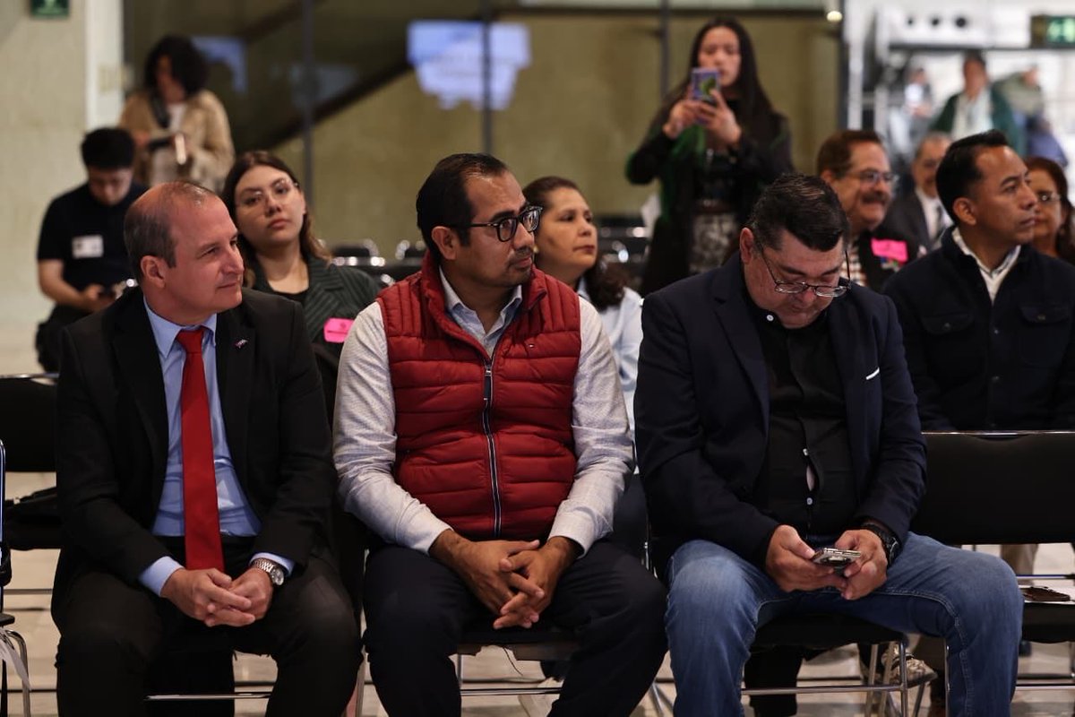 EmbaCuMex's tweet photo. (2/2)

👥 Los representantes de las naciones, que formaron parte del presídium de la actividad, reforzaron la importancia de resistir en defensa de la soberanía, organizarse para luchar contra los genocidios, bloqueos y medidas coercitivas unilaterales, y ante el resurgimiento del neofascismo a nivel internacional.

🤝 Este encuentro reafirmó los lazos históricos de hermandad y el compromiso de los mexicanos con las causas justas del mundo. En un contexto global desafiante, la solidaridad y la defensa colectiva de la soberanía siguen siendo el camino para construir un futuro de paz, dignidad y verdadera fraternidad entre los pueblos.

#CubaNoEsUnaAmenaza