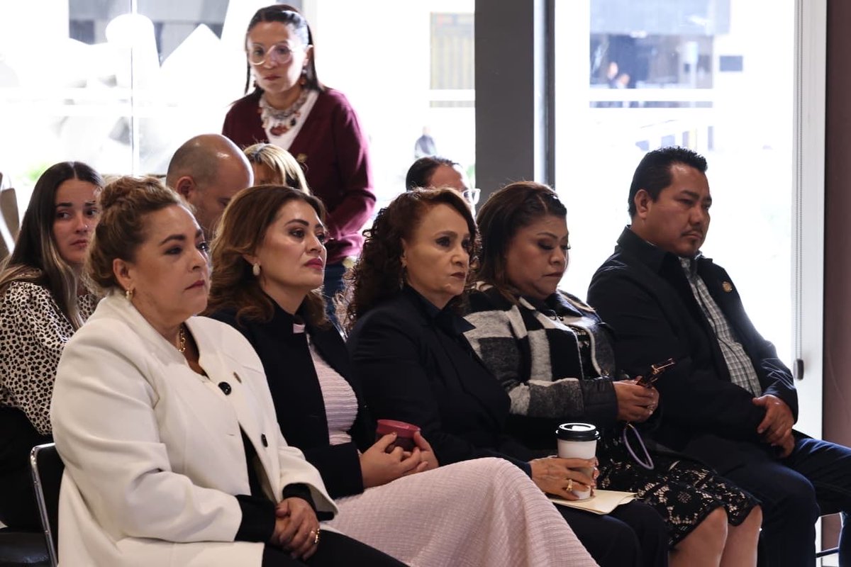 EmbaCuMex's tweet photo. (2/2)

👥 Los representantes de las naciones, que formaron parte del presídium de la actividad, reforzaron la importancia de resistir en defensa de la soberanía, organizarse para luchar contra los genocidios, bloqueos y medidas coercitivas unilaterales, y ante el resurgimiento del neofascismo a nivel internacional.

🤝 Este encuentro reafirmó los lazos históricos de hermandad y el compromiso de los mexicanos con las causas justas del mundo. En un contexto global desafiante, la solidaridad y la defensa colectiva de la soberanía siguen siendo el camino para construir un futuro de paz, dignidad y verdadera fraternidad entre los pueblos.

#CubaNoEsUnaAmenaza