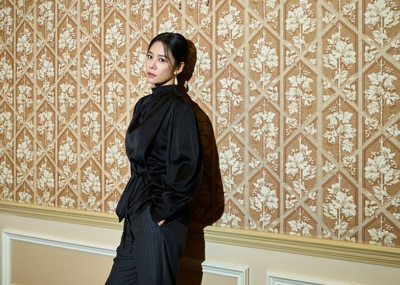 izemag's tweet photo. https://t.co/p0OuFQGlQk
이제는 돌아와 스크린 앞에 선 누님, '실낙원' 김현주 [인터뷰] https://t.co/OlV6X2vKrx