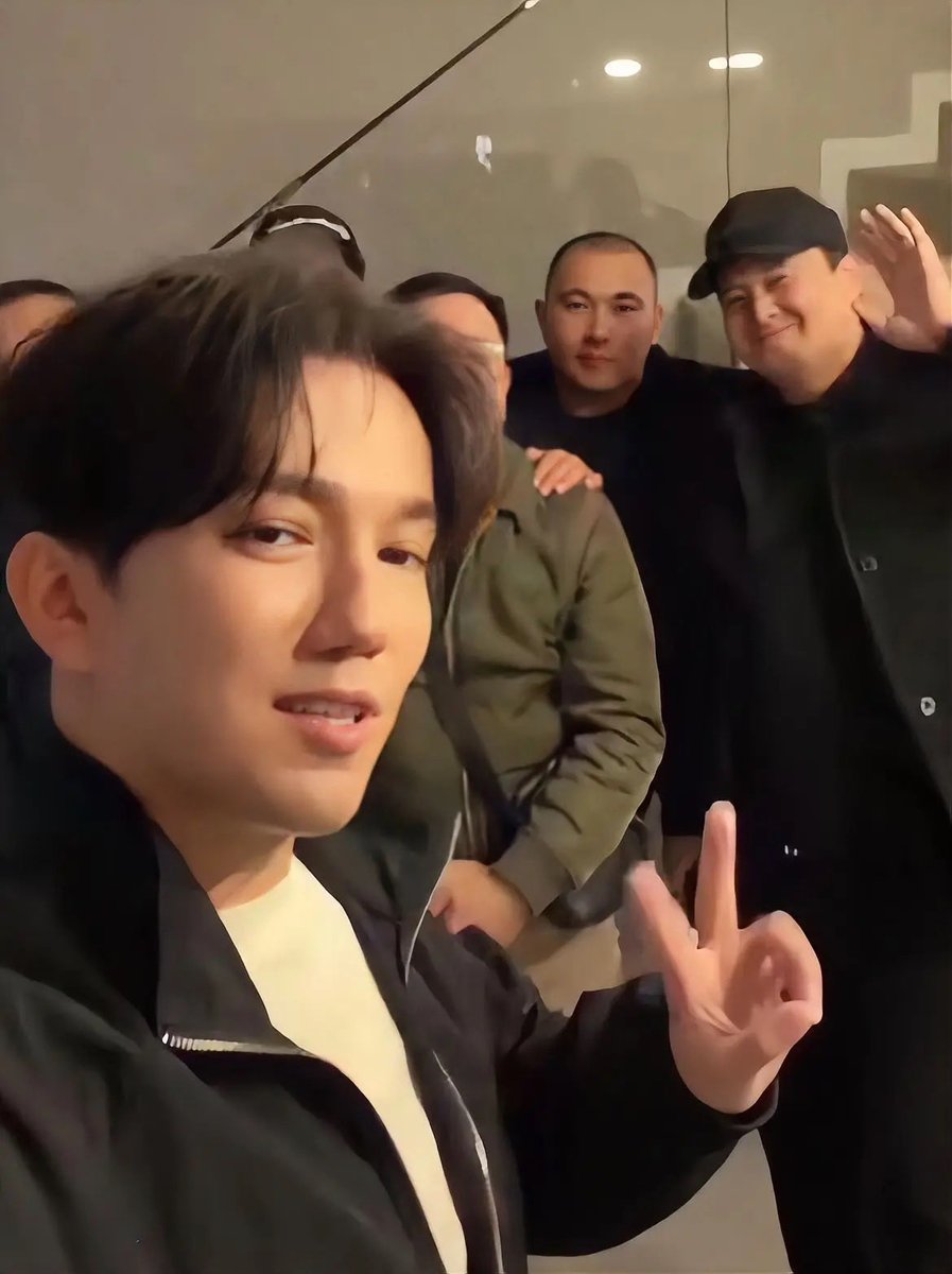 naturaleza_DQ's tweet photo. Gracias @dimash_official por apartar de tu tiempo para compartir con tus dears de todo el mundo !!! Nos vemos pronto en Colombia, Chile y Perú!!! 
#DimashQudaibergen
#DimashWorldTour
#DIMENSIONSWorldTourColombia
#DimashPerú https://t.co/vZsmHhU6Z7