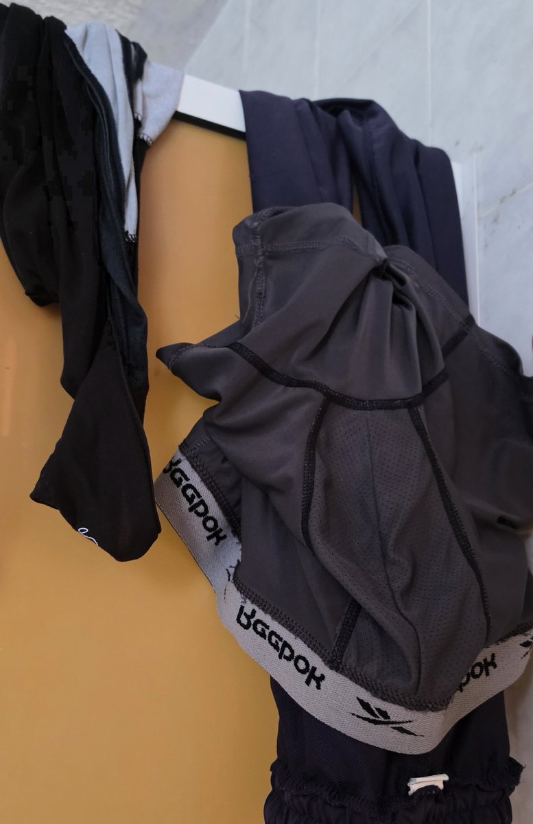 tuchicoentrusa's tweet photo. Mi vicio favorito,Oler los calzones del entrenador que  siempre deja colgados en los baños, es una motivación  para no faltar 😅😅 https://t.co/XzJM3ljLs0
