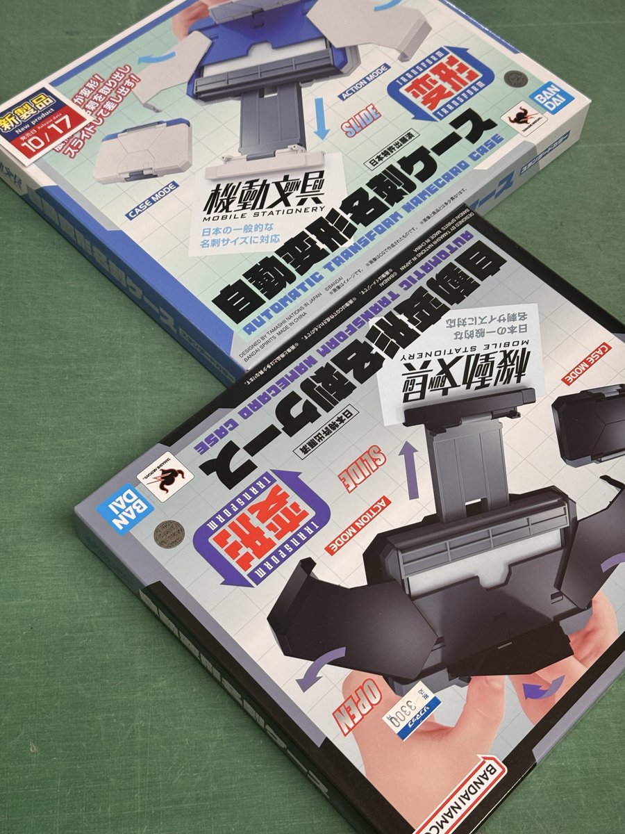 sofmap_kawagoe's tweet photo. 『こういう者です』ガシャン！
『これはご丁寧に』ガシーーン！！

バンダイナムコ機動文具
［自動変形名刺ケース］3,300円

川越店にて販売中です
よろしくお願いいたします🙇 https://t.co/G32rvCxRr9