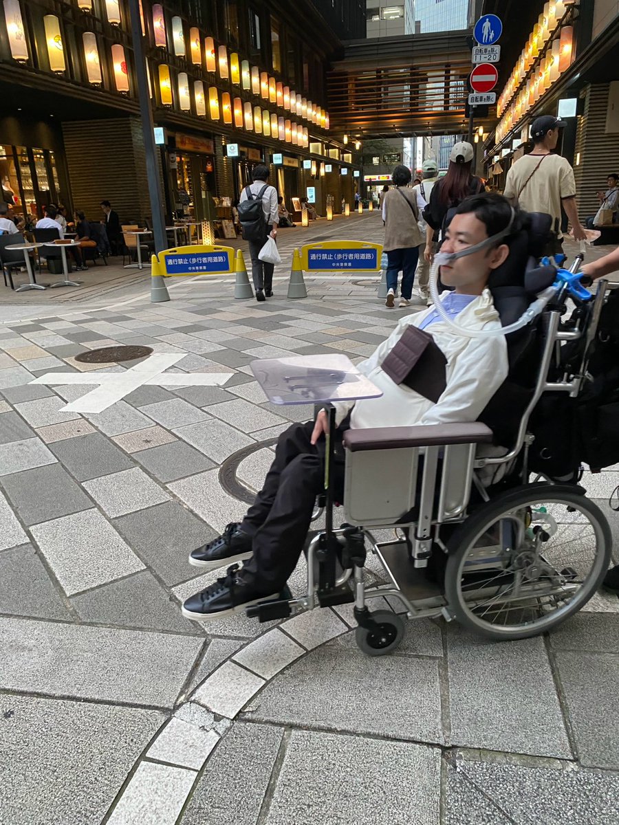 yossy39744's tweet photo. 10/20（火）フィールドワーク（街歩きワークショップ）    

車椅子リードユーザーという役割で様々な業界の大手企業の社員さんたちと日本橋エリアでのフィールドワークをしました。    

日本橋エリアはほとんど歩いたことがないので、とても新鮮だった。 https://t.co/RpVHBjW6Re