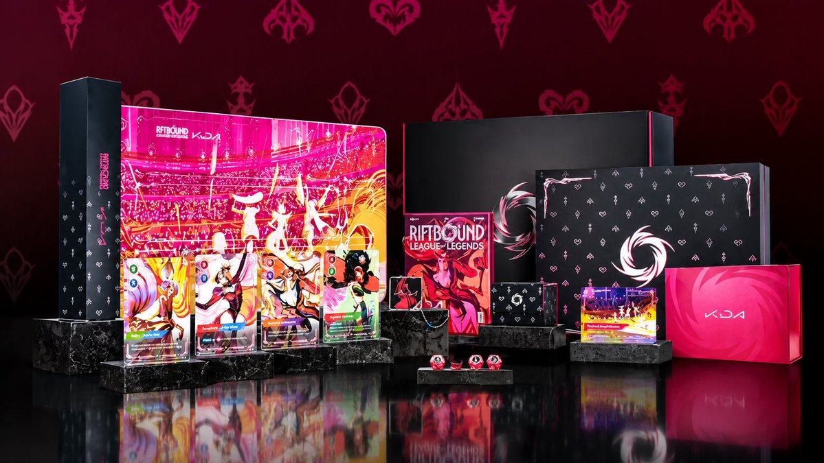 RiftboundCard's tweet photo. 🔥 Riftbound x K/DA — A $1,000+ Collector’s Box? 👀

💵 Starting at $150 + shipping
🎁 Registration giveaway: October 27–30
This limited-edition set includes:
✨ 4 exclusive K/DA Legend cards with brand-new artwork
🎮 A special Battlefield & Packed Amphitheater
🖤 Limited-edition K/DA playmat, deck box & sleeves
🎲 4 metallic D12 dice + a music-playing keychain

My prediction? This box could eventually be worth $1,000+ on the secondary market. 💰
Am I crazy, or is this going to become one of Riftbound’s most sought-after collectibles?
👇 What’s YOUR price prediction? $300, $500, or $1,000+?
Follow for more Riftbound news, rare collectibles & market discussions!
#Riftbound #RiftboundTCG #KDA #LeagueOfLegends