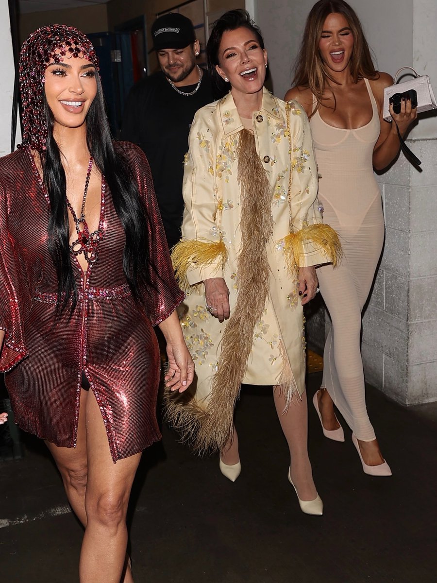 HouseOfVanity88's tweet photo. Kim Kardashian celebrated her 46th birthday with a family dinner at Baldi inside the Waldorf Astoria Beverly Hills! 🎂❤️

The birthday girl dazzled in TWO shimmering Paco Rabanne looks, switching between emerald green and ruby red, both featuring plunging necklines, sparkling embellishments and matching jeweled headpieces. ✨

Joining her were mom Kris Jenner, sisters Kourtney Kardashian, Khloé Kardashian and Kylie Jenner, along with brother Rob Kardashian, who made a rare public appearance to celebrate his sister’s special day!