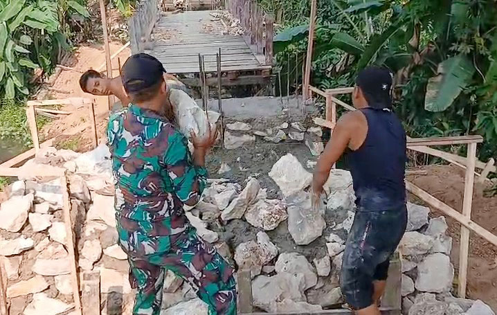 kodim1003kdg's tweet photo. Kemanunggalan TNI-Rakyat Terlihat Dalam Pembangunan Jembatan Garuda di HSS

@pendim1003

#dispenad #puspentni #korem101ant #penrem101ant #pendamXXIItb #kodamXXIItb #TNIAD https://t.co/f4lIygzKcw
