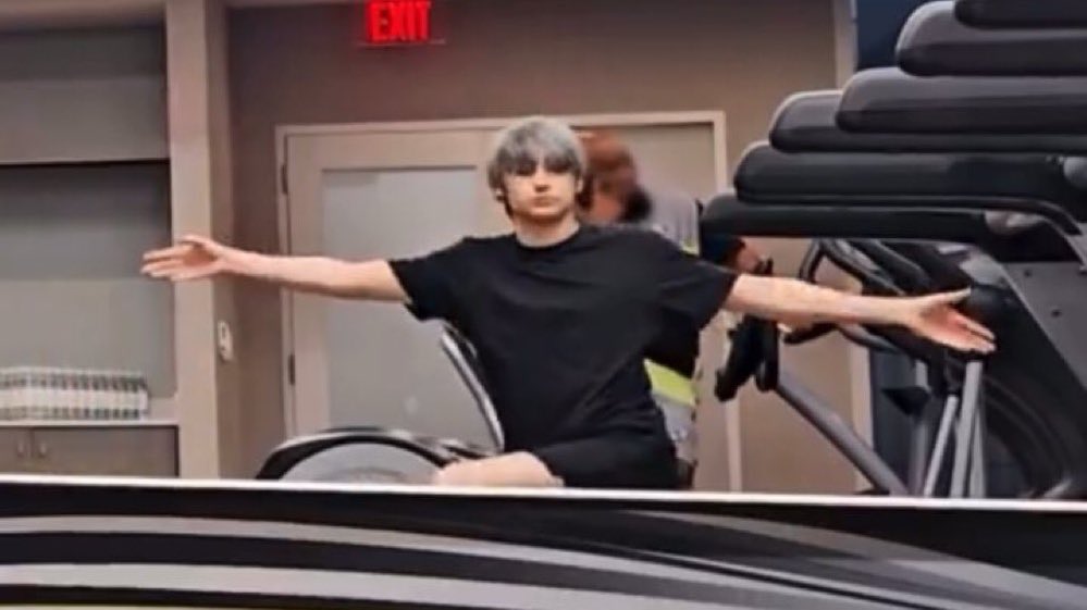 chanpam3's tweet photo. Get behind Soobin we’ll protect you https://t.co/GnCdkjUh9Z