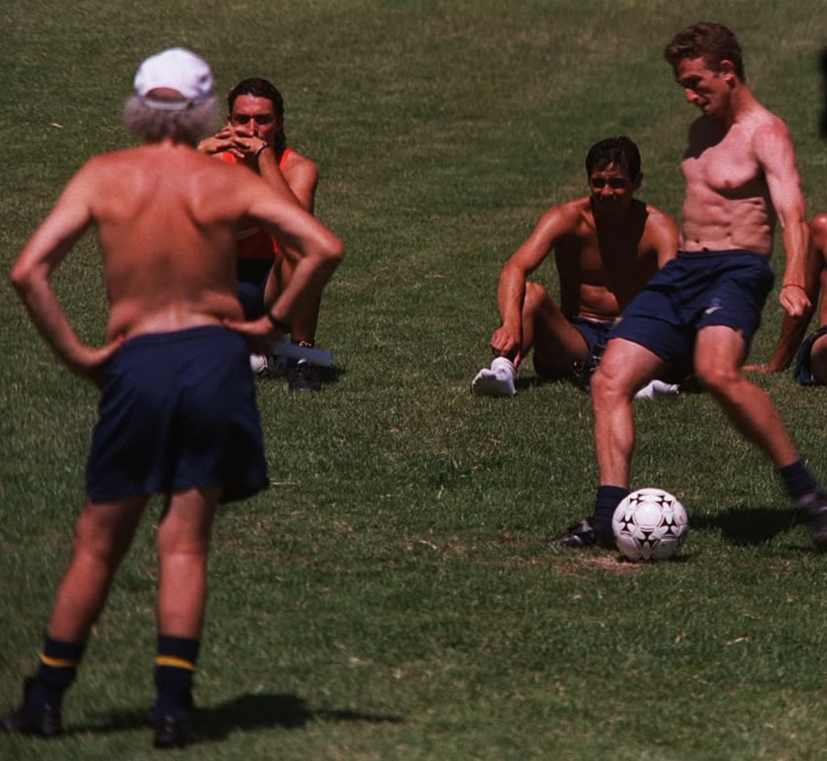 BocaArchivo's tweet photo. "Carlos era muy simple; no era un entrenador que te volviera loco con los movimientos tácticos. Tenía tres o cuatro frases de cabecera. “Rodolfo, acordate que lo primero es defender. Después, si podés atacar, mucho mejor”. “Una victoria llama a otra victoria”. Las repetía él, Ischia, el Toti Veglio, el profe Santella. 

Y la humildad siempre se caracterizaba en el grupo. Nosotros jamás hablábamos de ‘campeón’ aunque nos faltara poco. Si bien estábamos cerca y confiábamos, había que tratar de bajarles los decibeles al entorno, porque los hinchas de Boca son viscerales y se vuelven locos. Carlos siempre mandó su mensaje al grupo y el grupo fue inteligente y lo supo entender. 

Él, además, tenía muy bien a los que no jugaban. Sucedió cuando Martín (Palermo) se lesionó y sacó a los chicos y respondieron. En los partidos chivos o en los que había declaraciones del otro lado, éramos todos del mismo perfil: había que hablar en la cancha. Ese era Carlos en líneas generales: un tipo sencillo que, con una o dos palabras, vos ya veías lo que te quería decir."