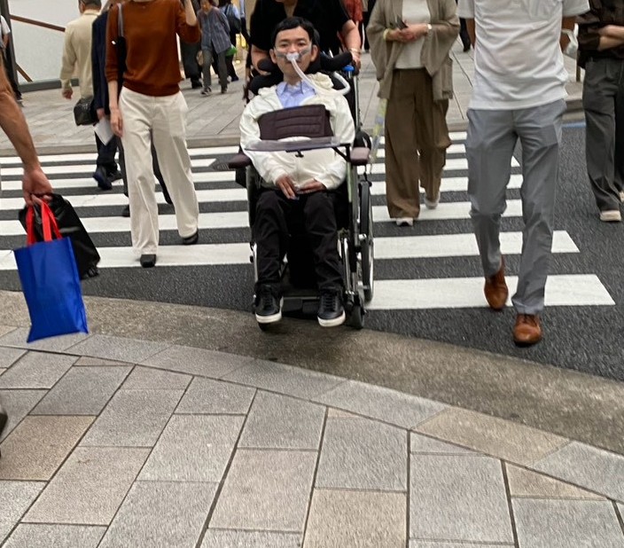 yossy39744's tweet photo. 10/20（火）フィールドワーク（街歩きワークショップ）

車椅子リードユーザーという役割で様々な業界の大手企業の社員さんたちと日本橋エリアでのフィールドワークをしました。

何気ない横断歩道

歩くだけでお役に立てるならいくらでも歩きまっせ。 https://t.co/cBFN2ctpAZ