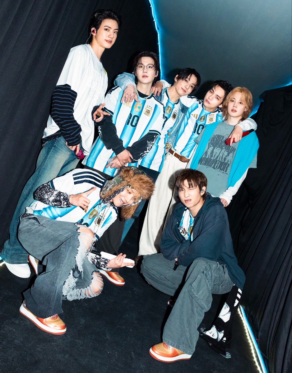 btschartsxdaily's tweet photo. Bangtan wearing Argentina Jerseys 🇦🇷

#BTS_WORLDTOUR_ARIRANG_BUENOSAIRES https://t.co/pIGVfxfxk6
