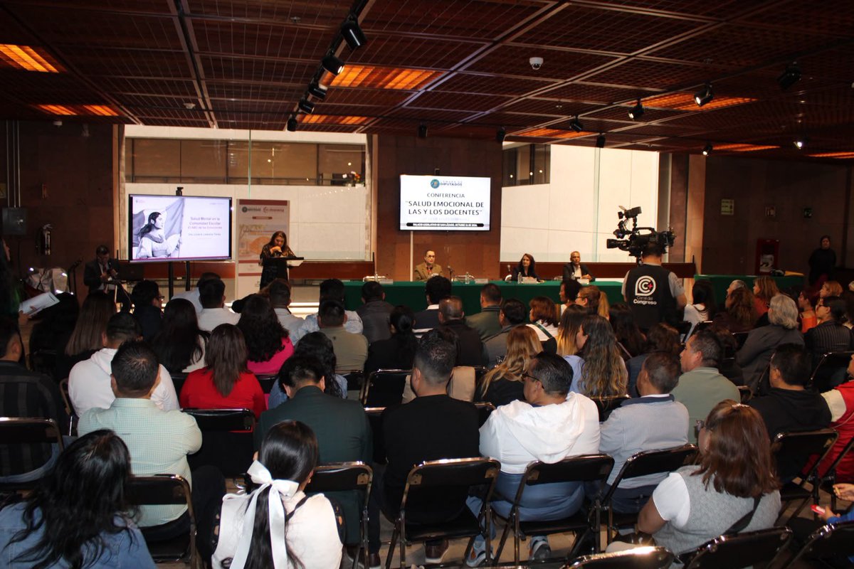 Dolores_PL's tweet photo. 💜🧠 ¡Cuidar a quienes educan también es transformar la educación! 📚✨

Tuve la oportunidad de asistir a la Conferencia “Salud Emocional de las y los Docentes”, un espacio que nos recuerda que el bienestar emocional es fundamental para construir una educación más humana, empática y solidaria. 🤝💜

Estoy convencida de que detrás de cada docente hay una persona que también necesita ser escuchada, comprendida y acompañada. Porque enseñar requiere conocimientos, pero también bienestar, equilibrio emocional y condiciones que permitan desarrollar esta noble labor con dignidad. 🫂📖

Herramientas como “El ABC de las emociones” nos ayudan a reconocer lo que sentimos, fortalecer nuestra salud emocional y generar entornos donde pedir ayuda sea una muestra de valentía, nunca motivo de vergüenza. 💪🏼✨

Educar con empatía comienza por aprender a cuidarnos. Sigamos construyendo comunidades educativas donde nadie se sienta solo y donde la salud emocional sea una prioridad. 💜🇲🇽

#DoloresPadierna #SaludEmocional #EducaciónConBienestar #ElABCDelasEmociones