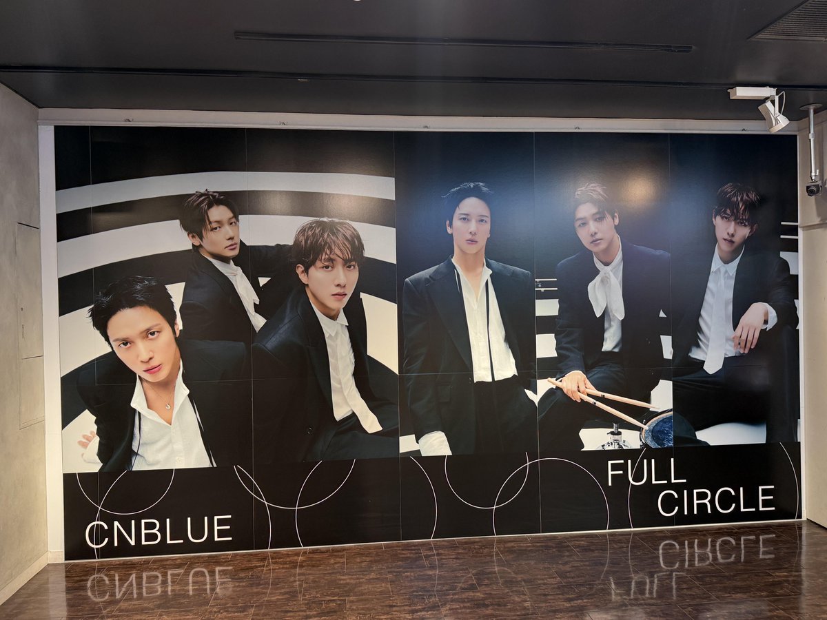 TOWER_Shibuya's tweet photo. 【#タワ渋kpop】

🖤🤍#CNBLUE 8th Full Album
『FULL CIRCLE』5Fにて販売中！🖤🩶

※初回盤はお品切れ

🎯渋谷店限定抽選会開催中🎯
【賞品】
■A賞：『CNBLUE AUTUMN TOUR 2026 -FULL CIRCLE-』終演後グループサイン会ご招待
■B賞：直筆サイン入りチェキ
■C賞：タワレコ渋谷店限定フォトカード
🔗https://t.co/5soeRFJHsU

🎁タワレコ特典⇒フォトカード🎁

5Fのパネル展もお見逃しなく👀
ご来店お待ちしてます！

@cnblue_japan