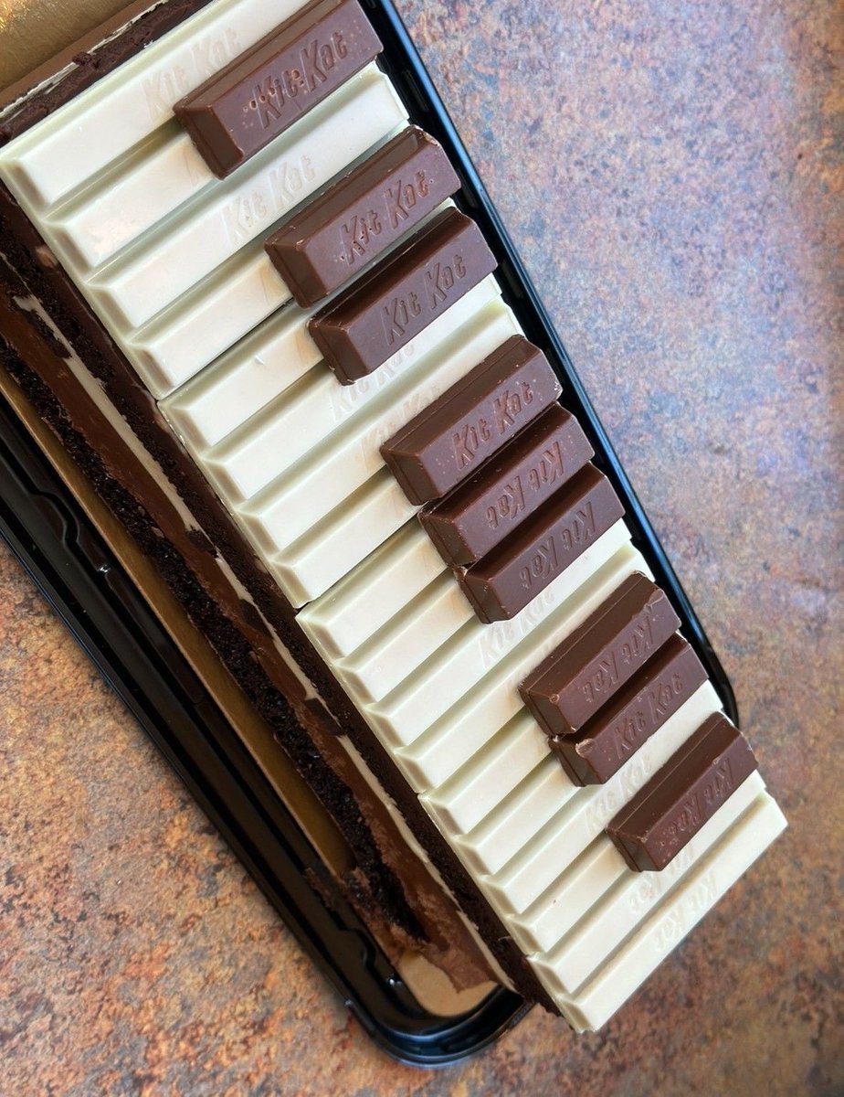 auroraakiss's tweet photo. Piano KitKat Cake 🎹🍫 https://t.co/I91Xq9k5BF