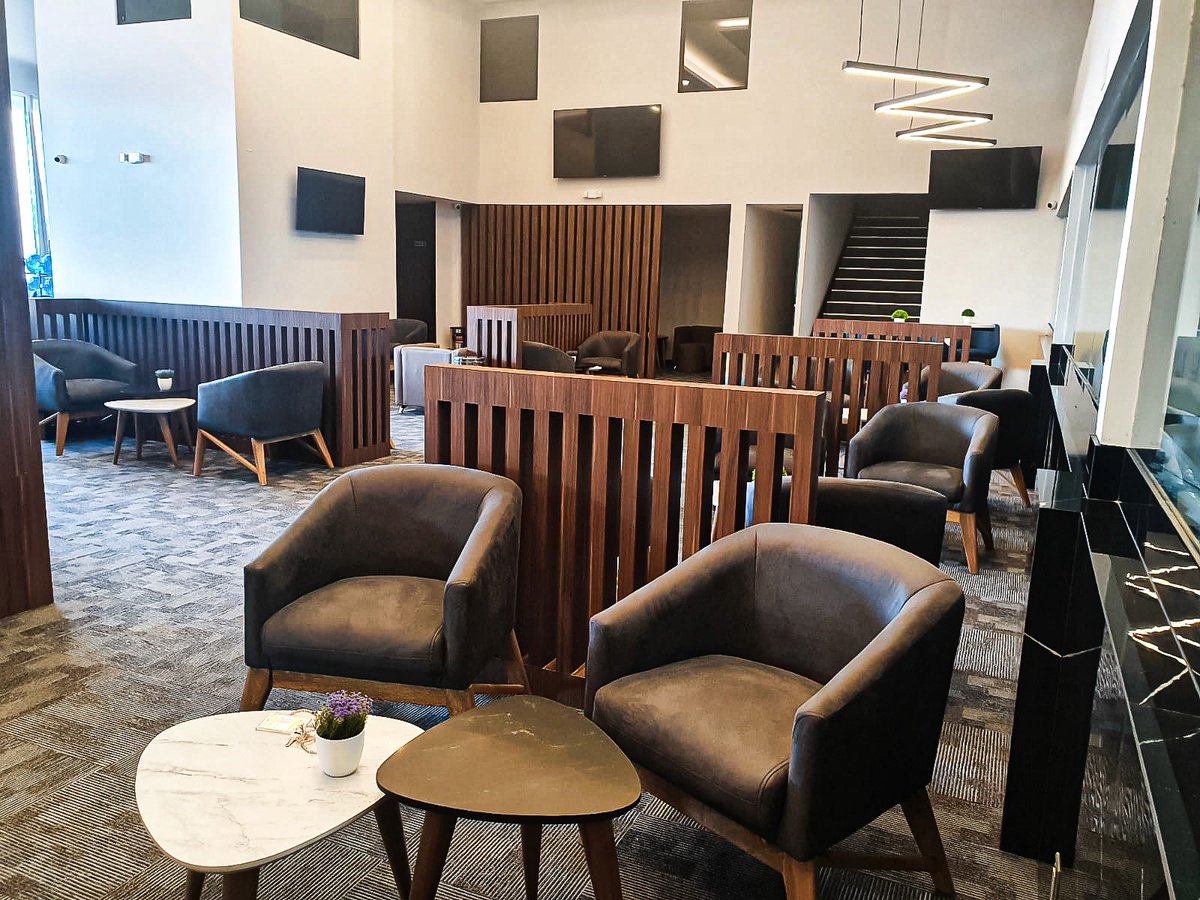Juan_OrtizMX's tweet photo. 🗳️📌 MORENA PIDE ACCESO VIP EN EL AEROPUERTO PARA SUS SENADORES

La senadora del PRI, Claudia Anaya, denunció que legisladores de Morena buscan acceder al Salón de Protocolo del Aeropuerto Internacional de la Ciudad de México (AICM).

¿Y qué es ese salón?

Es un espacio reservado para la atención de diplomáticos y altos funcionarios, donde reciben trato especial, cuentan con una sala privada y pueden obtener asistencia en trámites aeroportuarios.

@ClaudiAnaya difundió un oficio del 5 de octubre, firmado por Daniel Sibaja, secretario técnico de la Mesa Directiva del Senado.

En el documento, dirigido al canciller Roberto Velasco, se solicita permitir el acceso al Salón de Protocolo a los legisladores que realizan viajes aéreos para asistir a las sesiones.

Aunque Anaya forma parte de la Mesa Directiva, advirtió que ella jamás solicitó ese beneficio.

“Yo no pedí nada, ellos mandan”, reclamó.

La denuncia aparece en medio de la polémica por los reclamos de Malú Micher a Aeroméxico por las restricciones de acceso a sus salas VIP.