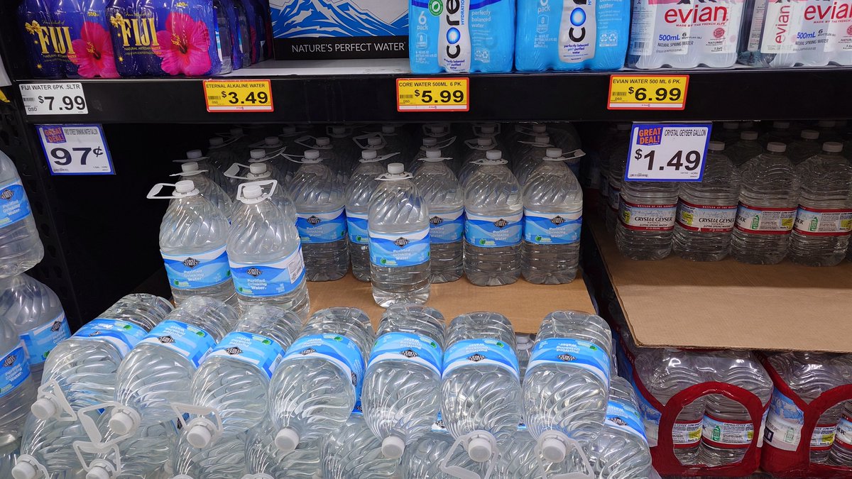 sorano_JL's tweet photo. ガロン！？リットルじゃなくて？！水ってガロン単位で売ってんのか… https://t.co/LjGU4RwzI1