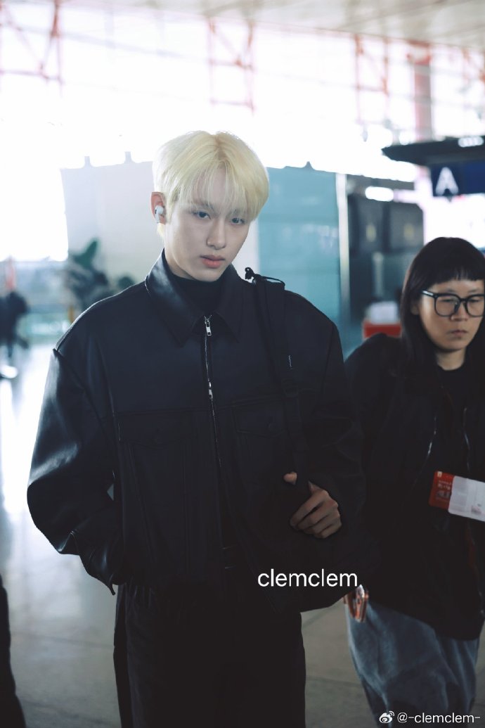 soonyunqi's tweet photo. OMG FCKKK WINWIN BLOND HAIR TODAY https://t.co/FlKyDLJWwi