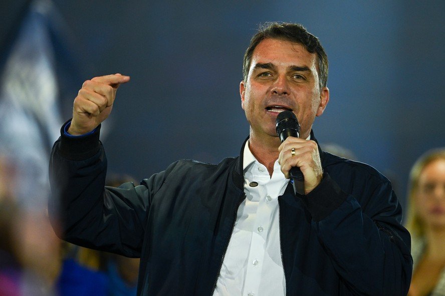 PrimeiroFront's tweet photo. 🔴 ÚLTIMA HORA: Flávio Bolsonaro é questionado se ficou triste por não ter recebido apoio de artistas da Rede Globo.

“Triste eu fiquei quando uma mãe de família foi condenada a 14 anos de cadeia por pichar uma estátua com batom”, disse Flávio Bolsonaro. https://t.co/EwTH6JiBdL