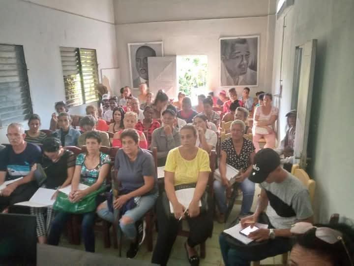 RubenLlogaCTC's tweet photo. Se desarrolló en #ConsolaciondelSur seminario de preparación para cuadros y dirigentes sindicales sobe el nuevo Código de Trabajo y TES.
Durante lo que resta del mes de octubre continúa #CTC_Pinar estos encuentros.
#LaPatriaSeDefiende https://t.co/9DdPMFi5GW