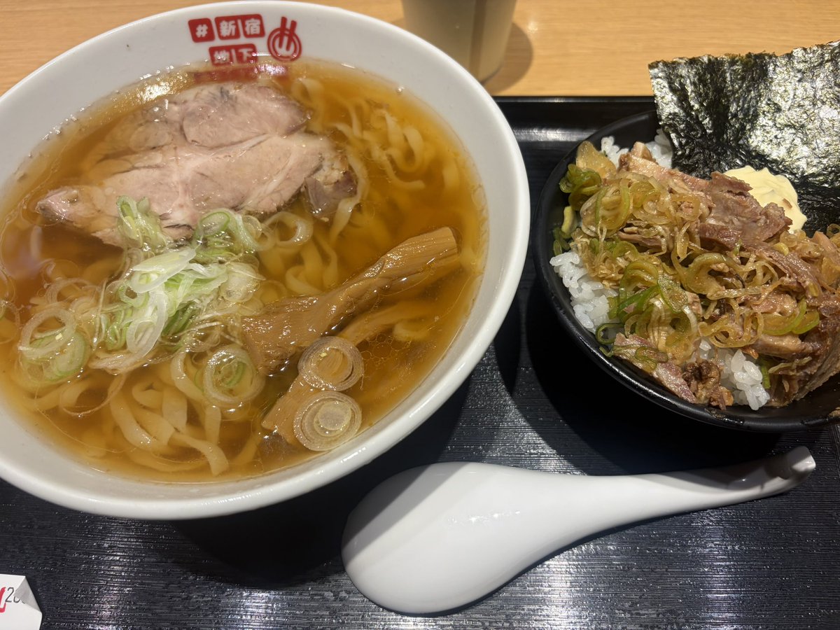 sanaji_soka's tweet photo. 本日も通常通りの営業です❗️
新宿地下ラーメンに一品香が出てるので、昨日は仕事の合間に社員とバイトの子と行って来ました🍜
相変わらず美味しくいただきました🌟
バイトの子も美味スギちゃんと感動してました☺️
石田さん、残り日数も頑張って下さい🌈 https://t.co/HXVH84N8ok