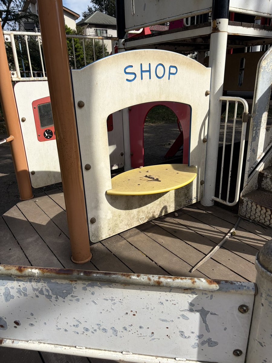 arataidei's tweet photo. 散歩の良さを伝えよう。

例えばこの写真で言えば、
モノとロケーションから誰が何をしていたんだろ��と思い、考察する自分の思考の正体を探ることで、

松尾芭蕉も平泉でこういう感情に至ったのかな。残す手段がたまたま言葉で、結果句として評価されたんだな。

とか広げて考えられるのがたのしいよ https://t.co/e3aGiniduX