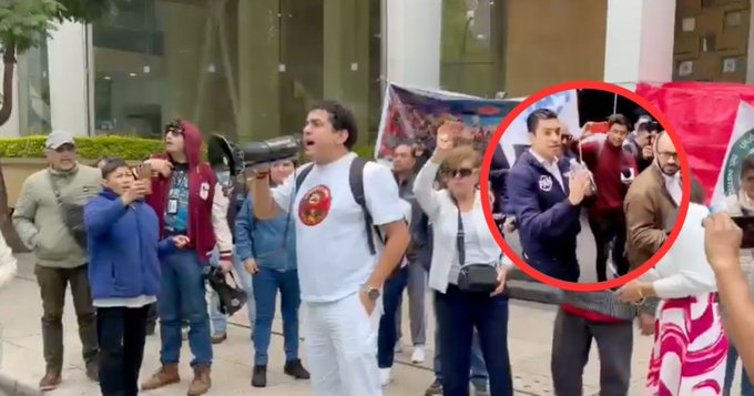 DeUltimoM's tweet photo. Trabajadores del IMSS confrontaron al dirigente nacional del PAN, Jorge Romero, durante su visita a un campamento de protesta y señalaron que su lucha no es política. Además, anunciaron una marcha nacional con bloqueos para el 30 de octubre https://t.co/M9qEcFY72C