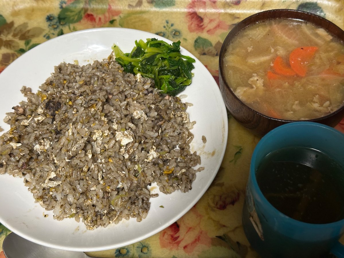 ginseiou2's tweet photo. 銀の昼飯w イカの塩辛炒飯、豚汁w https://t.co/e4MLGKWvOl