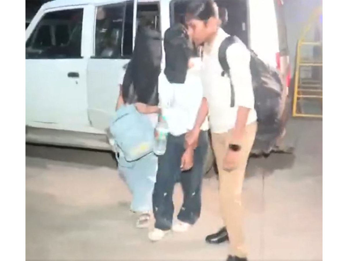 etimes's tweet photo. Tiger Shroff firing case: 4 accused brought to Mumbai's Anti-Extortion Cell

https://t.co/3r5CfgPbnp https://t.co/BV0G2KZO6W