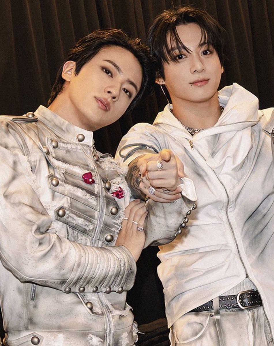 kuroforsjk's tweet photo. jinkook hands of the day for me https://t.co/BF5DMruq92