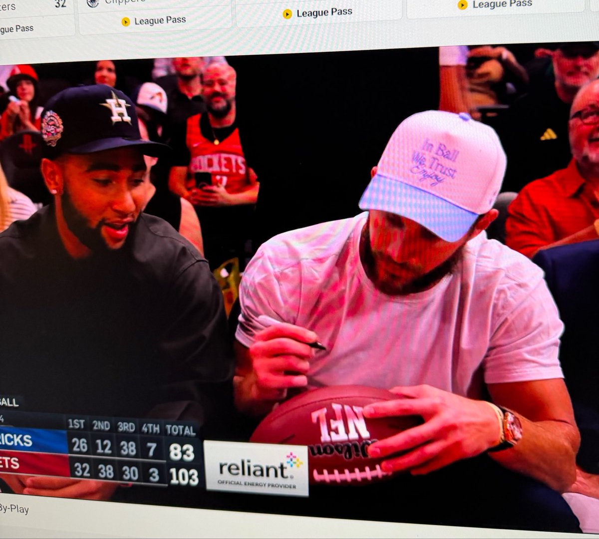 sixringsofsteeI's tweet photo. Yoooo Foster Moreau rocking the hat @EnjoyBBall https://t.co/IDgl78ZRLk