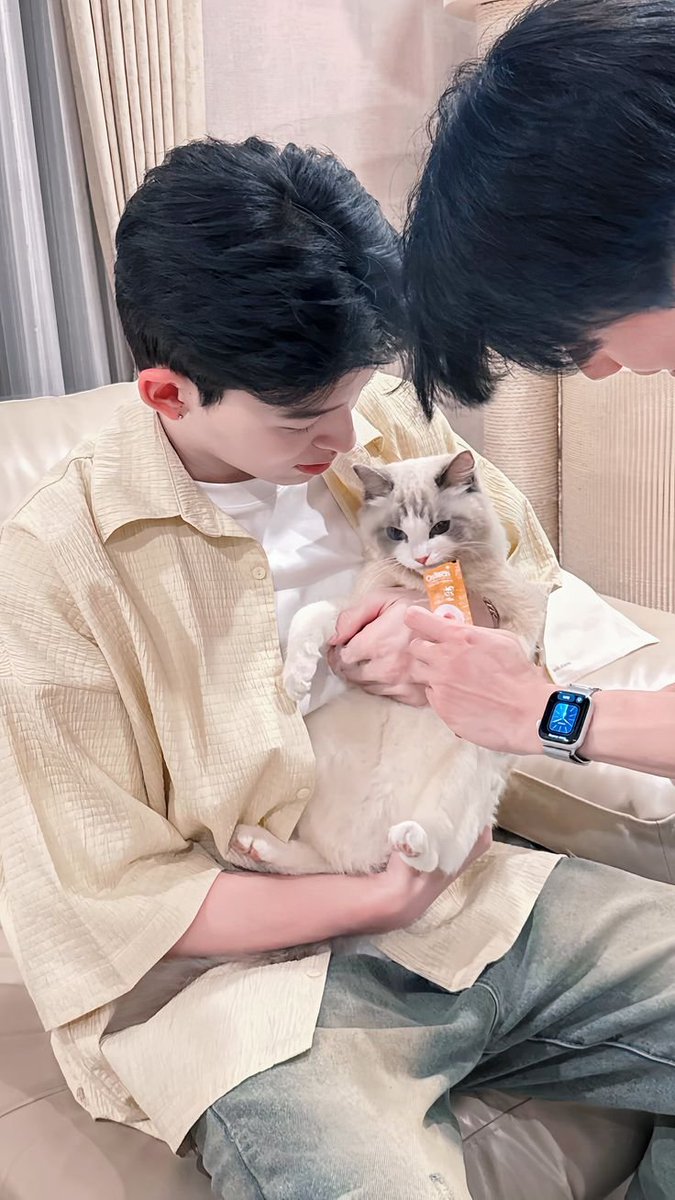 ppwblom's tweet photo. POV: you are Hanabia 🥹
Daddy 1 holding you, Daddy 2 feeding you
And you watching them on facetime like ??? 😭

#pondphuwin #phuwintang https://t.co/yMxu06VfWf