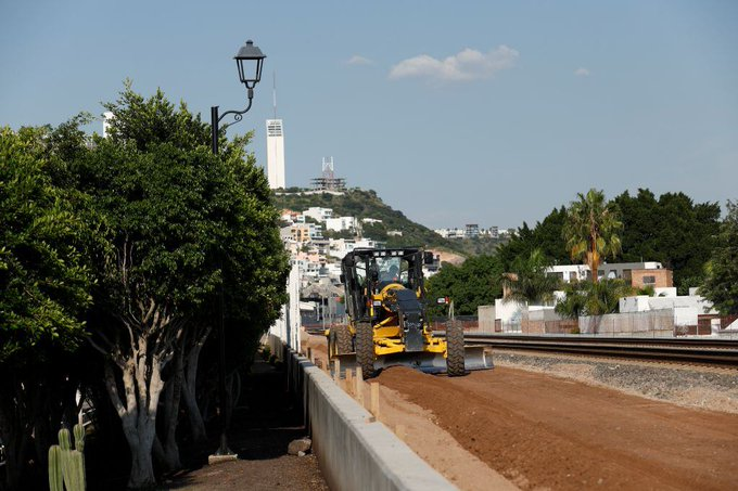 DeUltimoM's tweet photo. 🚆 Las obras del tren México-Querétaro aún no cuentan con los estudios de impacto ambiental estatales para intervenir áreas arboladas fuera del derecho de vía federal, informó Sedesu. https://t.co/ux75wdSVcy