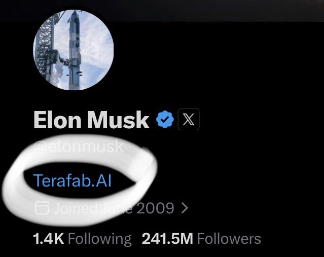 pravdapi's tweet photo. Илон, тебе президент сказал Super Intelligence. 
А ты все AI, AI. https://t.co/2MJkJFwbAw
