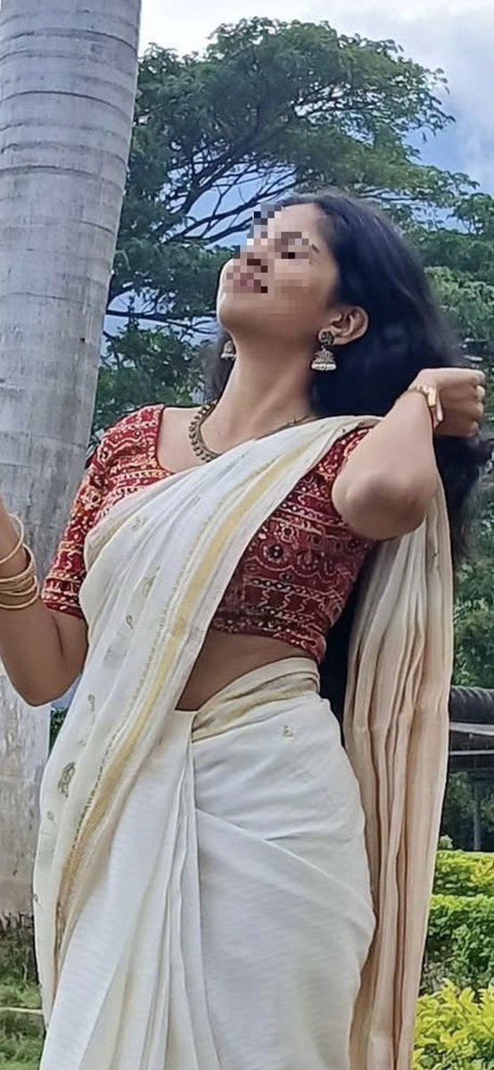 salemcallboy20's tweet photo. Follower oda classmate, Nalla saree la gummunu Iruka velutha munda ava side molaya pathe en pollu nikidhu iva molaya jacket oda sethu kadichi iva akkkul ah mondhu nalanum en poola ava vaila uttu okanum class pasanga munnadiye ellarum paathu kai adikanum🥵🥵 https://t.co/cA2mOW76R0