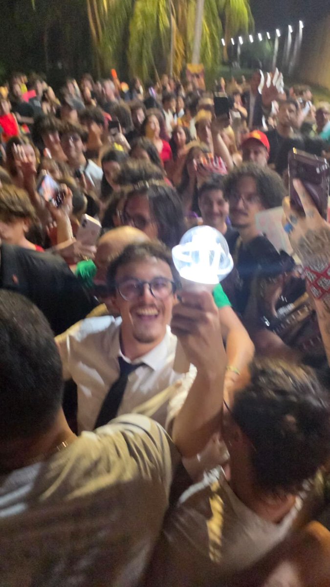 CRAVITY_Brasil's tweet photo. REPRESENTOU!✊ Luvity esteve no ato com @cortezpsol hoje em Brasília e o divo posou com a Remembong e o Yong-T🩵 dia 25 já sabem!!! É 13 novamente ⭐⭐⭐⭐

Cr:@grimmandy_ https://t.co/TE7ZLKm3zi