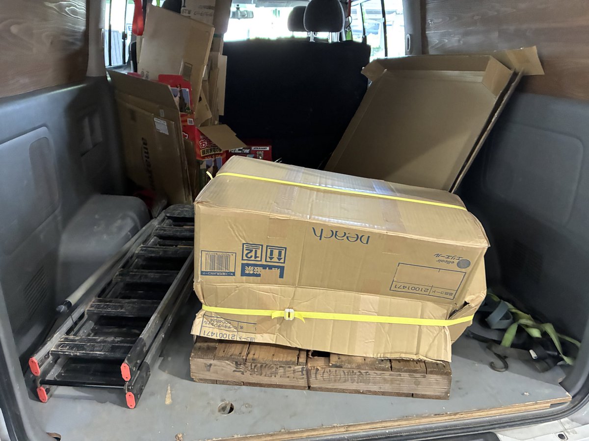 sarubetoooru's tweet photo. 今日ぐらがオイル交換来てくれた、やたらと重いアメリカ車のミッションオーバーホールで送るのがあったので2人でぐらの車に載せて運送会社まで運んでもらいました
とりあえず街中華でお互いの心落ち着かせました
道中ぐらに色々と教えてもらいました、何故ベッセルのドライバーは良いのかなど他多数 https://t.co/p9reJ0n0hd