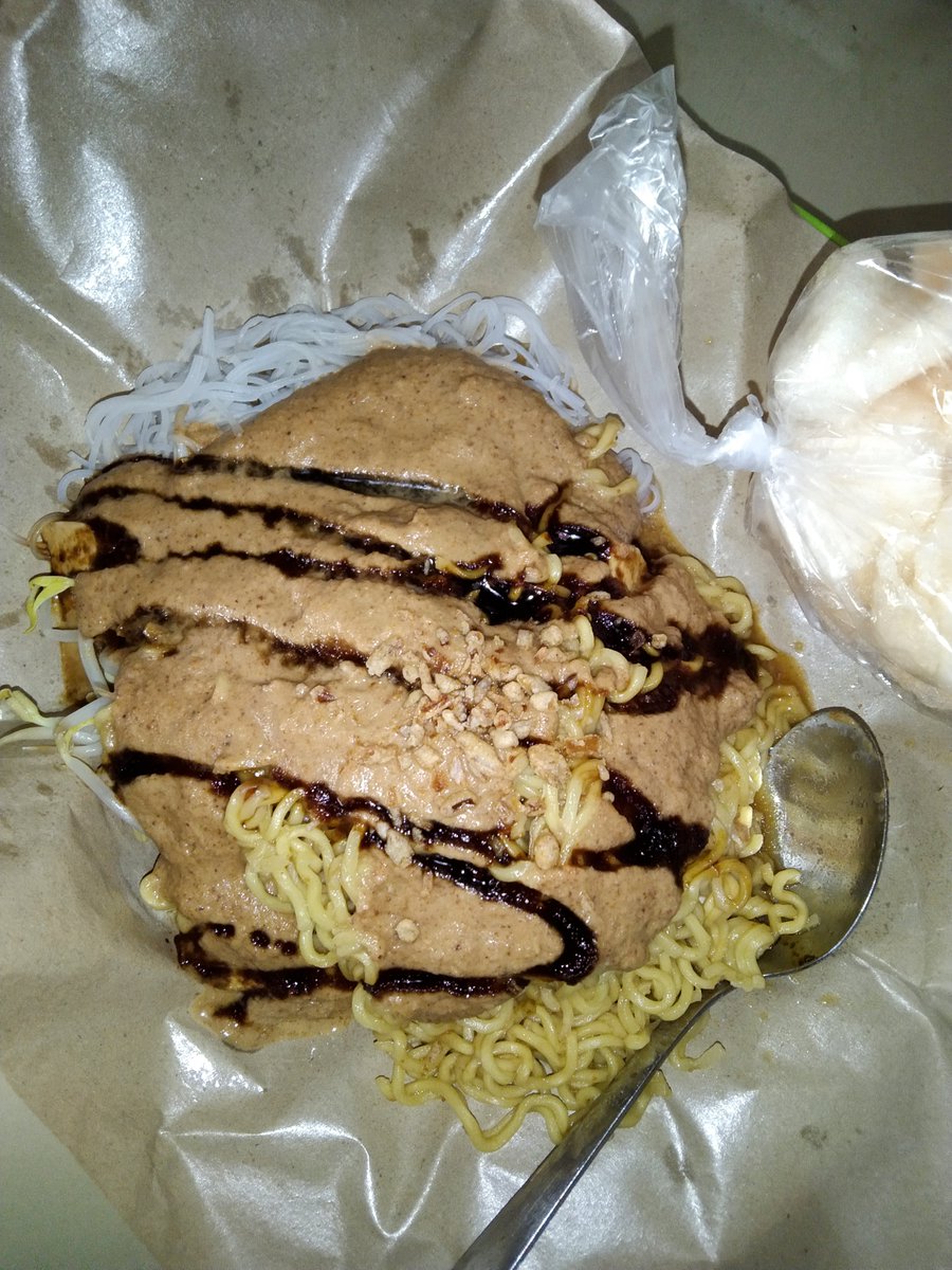 ayayaz_JG's tweet photo. KETOPRAK X INDOMIE, first time aku nyobain... enak ternyata ketoprak 😍🤍 maaciww teman" rivew nyaa 😙💕 https://t.co/tOVjVO40Ze