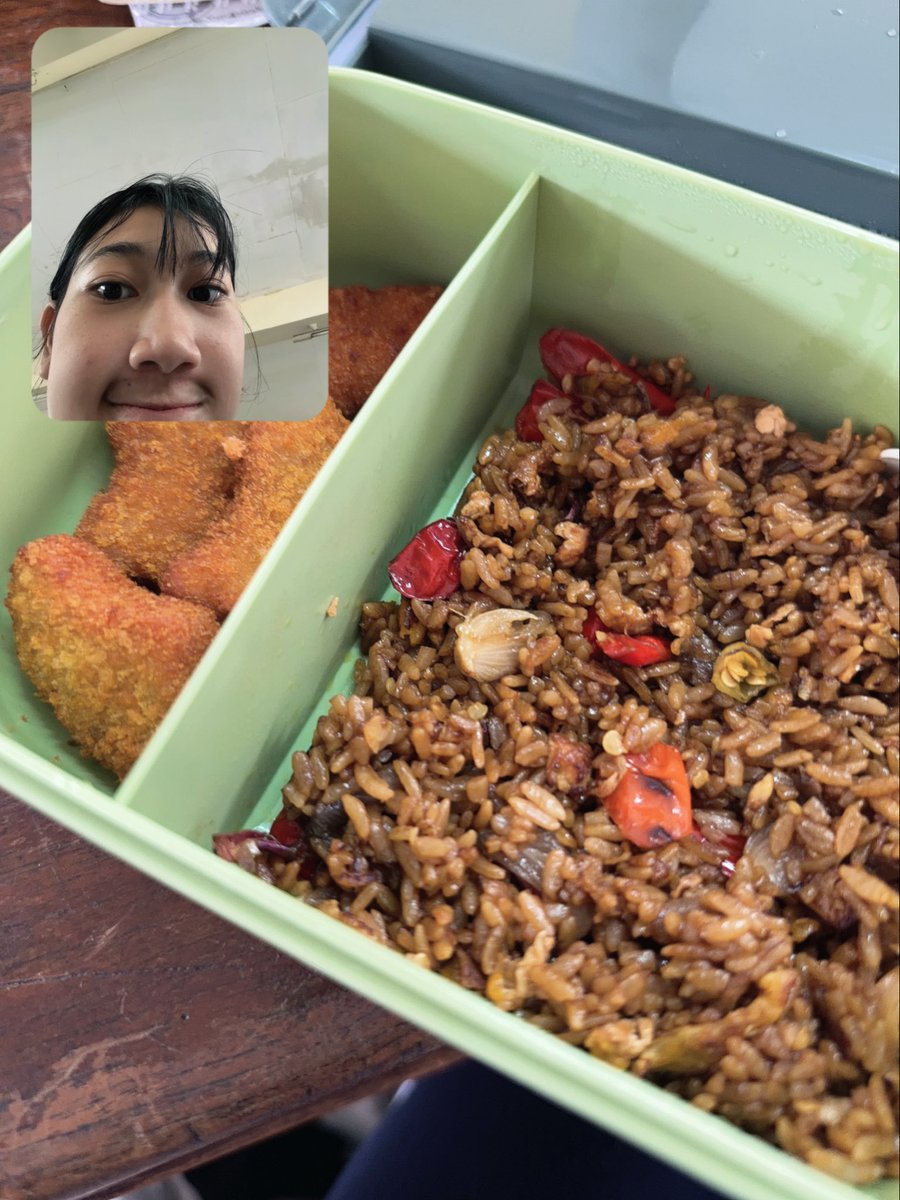 Maira_JKT48's tweet photo. Nasi goreng kotak 😭😭 https://t.co/XZDc8D4s6g