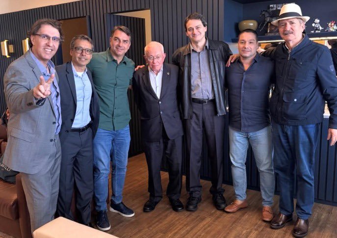 kimpaim's tweet photo. Salve @gustavocastanon, só falta o Ciro Gomes declarar apoio aberto pra nós decretarmos de vez o fim do petismo.

O Brasil inteiro apoia Flávio Bolsonaro. O Brasil que quer produzir e melhorar a vida do povo vai expulsar o PT da presidência. https://t.co/NXf1dSELaO
