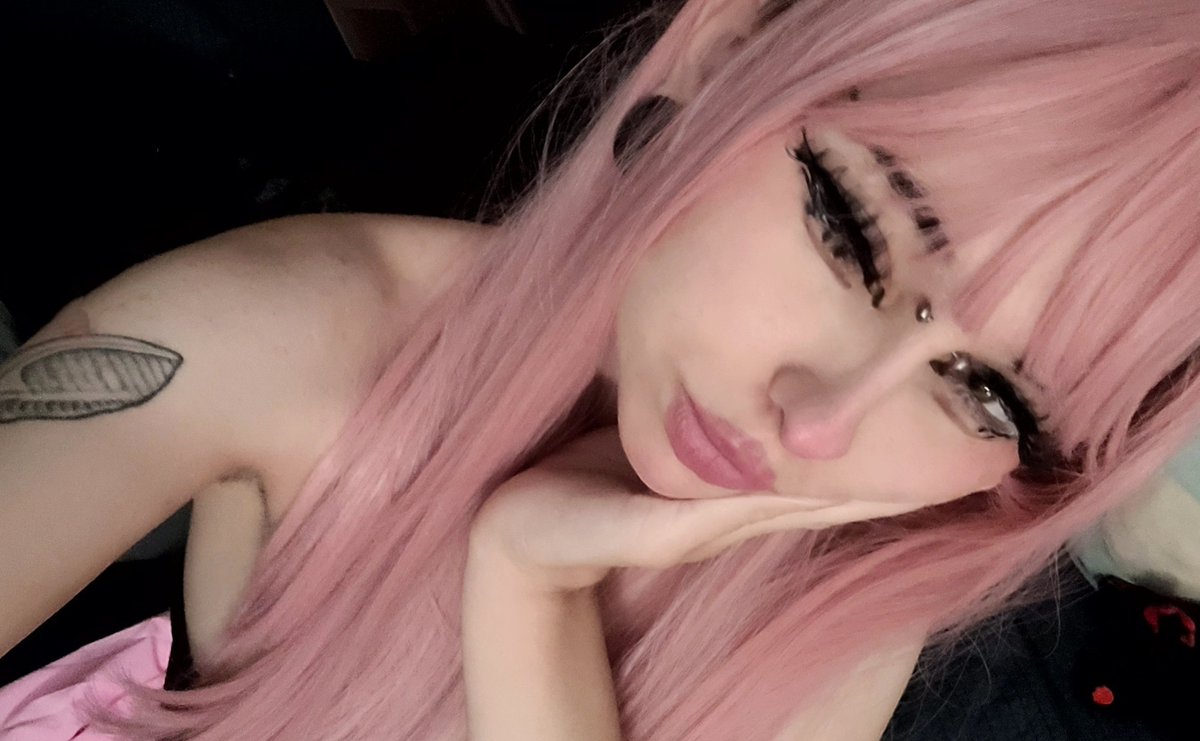 Awarrick12's tweet photo. #meow #pawsocks #kittysocks #egirl #pink #pinkhair #kawaii #kittygirl #kittysocks https://t.co/IEv7uaVEw4