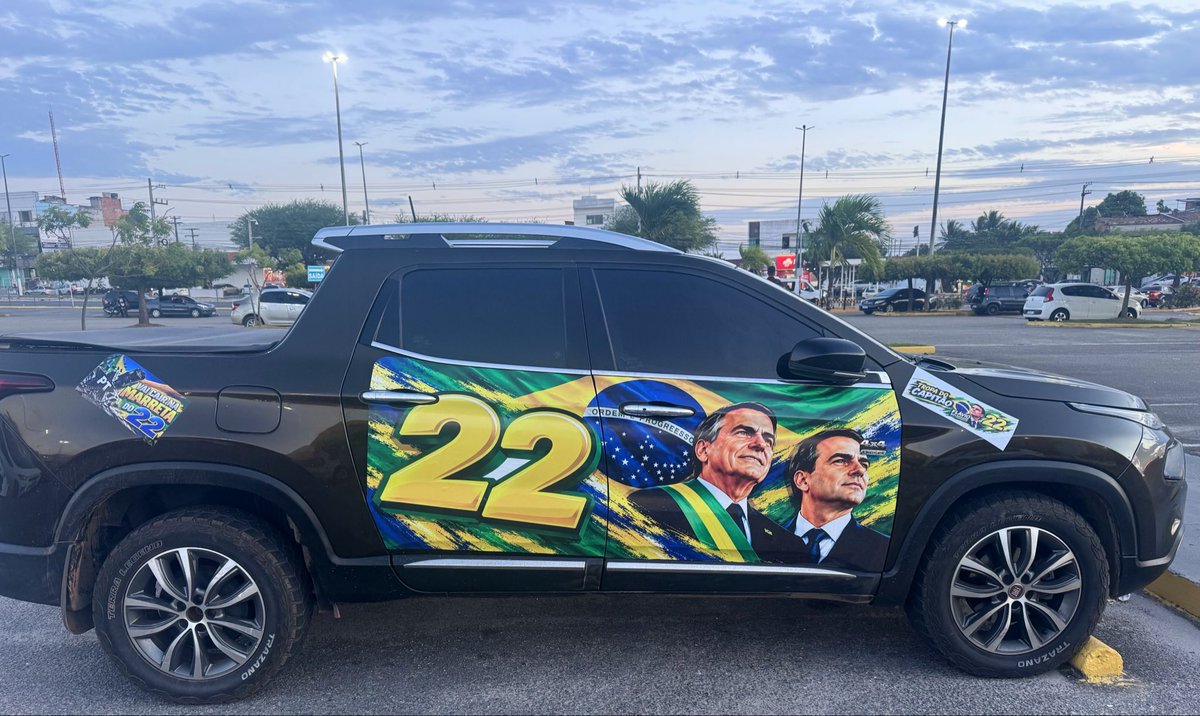 MARINESARALDI's tweet photo. Fui dar um rolê e olha o que eu encontrei..🤩
O Brasil já decidiu! 
Dia 25 é  22 Brasil. 🇧🇷 https://t.co/KwAx2H5oA8